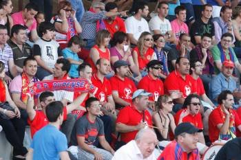 Los aficionados del Ourense, en la grada del estadio municipal de Villaviciosa de Odón. (Foto: ELGOLDEMADRIZ.COM)
