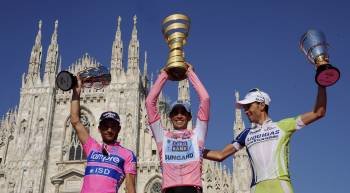 Scarponi, Alberto Contador y Nibali, ayer en el podio del Giro en la Plaza del Duomo de Milán.   (Foto: )