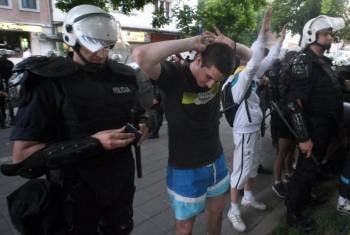 Las protestas en Belgrado empezaron el jueves tras la detención de Mladic. En la imagen, detenidos ese día.  (Foto: )