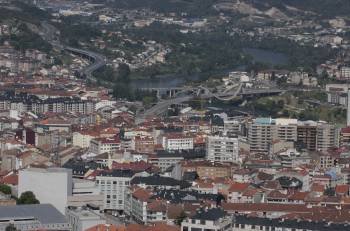 Vista aérea de la ciudad con los puentes del Milenio y Ribeiriño al fondo de la imagen (Foto: Xesús Fariñas)