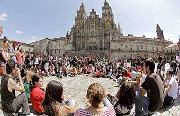 Un grupo de indignados en la Plaza do Obradoiro (Foto: EFE)