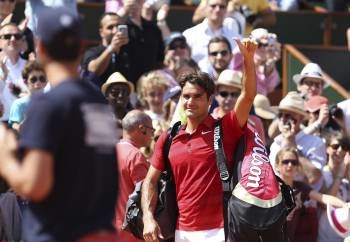 Federer saluda a los aficionados parisinos. (Foto: Kerim Okten)