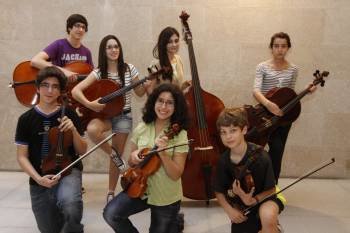 Alumnos ourensanos del conservatorio integrantes de la sección infantil de la Sinfónica de Galicia. (Foto: XESUS FARIÑAS)