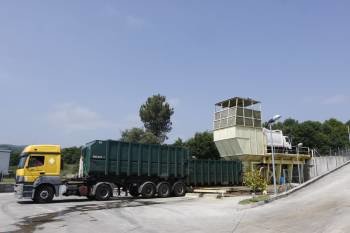 Un camión de basuras, en la sede de este servicio de la Mancomunidad. (Foto: XESÚS FARIÑAS)
