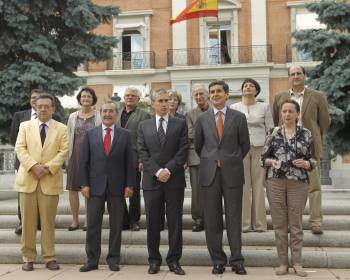 Ramón Jaúregui (en el centro) con los miembros de la Comisión para el  Valle de los Caídos. (Foto: FERNANDO ALVARADO)
