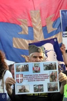 Un seguidor de Mladic protesta en Belgrado contra la detención del exgeneral serbio. (Foto: )