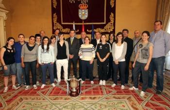 Núñez Feijóo, con las jugadoras, directiva y cuerpo técnico del Ponte Ourense. (Foto: conchi PAZ)
