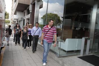 El comité de empresa entrando ayer en la reunión en un hotel de Vigo. Duró más de seis horas.  Foto: J.V. Landín