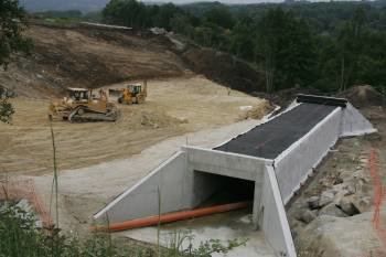 Obras para la construcción de la nueva línea de alta velocidad con la Meseta, en el subtramo Ponte Ambía-Meamán.  (Foto: MARCOS ATRIO)