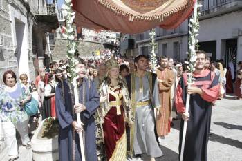 La Festa da Istoria atrae una multitud de personas vestidas de época. En la foto, la boda judía. (Foto: MARCOS ATRIO)