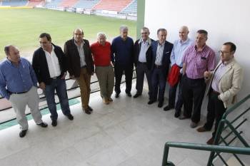 Los consejeros y colaboradores más próximos de Club Deportivo Ourense, antes de la reunión. (Foto: XESÚS FARIÑAS)