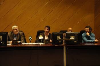 Aníbal Pereira, a la izquierda, en una conferencia presentando a Manuel Pablo y Sergio. (Foto: )