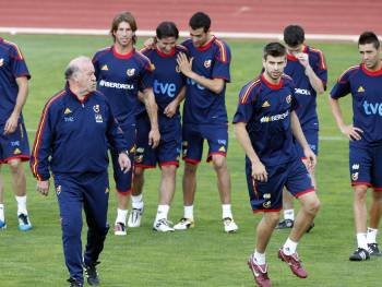 Del Bosque observa a sus futbolistas, ayer durante el entrenamiento de la selección nacional en Las Rozas (Foto: Ángel Díaz)