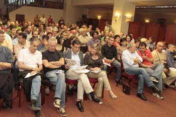 Asistentes a la asamblea del BNG que tuvo lugar anoche en Vigo. (Foto: J.V. LANDÍN)