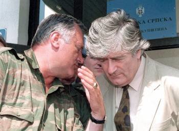Imagen de 1993 en la que el líder serbio Karadzi (derecha) escucha al excomandante Mladic. (Foto: ARCHIVO)