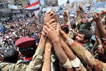 Soldados yemeníes se unen a los manifestantes antiogubernamentales que piden la salida del presidente Alí Abdalá Saleh, durante una protesta en Saná.