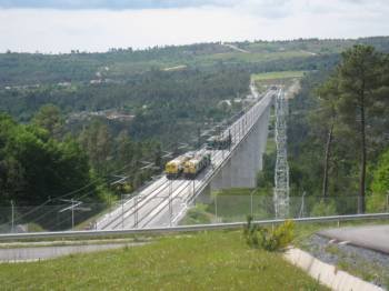 Los trenes con los que se realizaron las pruebas de carga, en el viaducto do Arenteiro.  (Foto: )