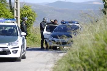 Jesús Rodríguez es introducido por los agentes en el coche. (Foto: LUIS BLANCO)