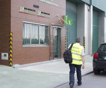 Un agente de Aduanas, ante la sede del laboratorio Nupel, en Lugo. (Foto: E. P.)
