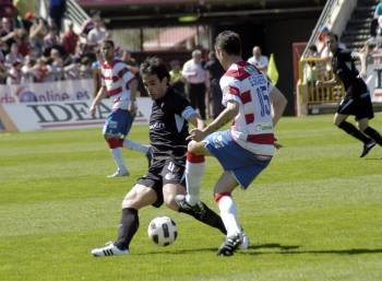 Borja Oubiña disputa la pelota con un defensor del Girona. (Foto: )
