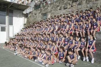 Los niños de  los equipos de formación del Club Ourense Baloncesto, en una foto de familia. (Foto: miguel ángel)