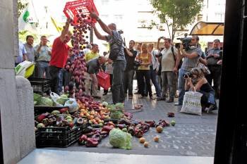 Agricultores tiran mercancía ante el consulado de Alemania en Valencia. (Foto: M. B.)