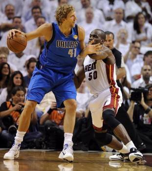 El jugador alemán Dirk Nowitzki de los Mavericks de Dallas en acción ante la defensa de Joel Anthony. (Foto: TANNEN MAURY)