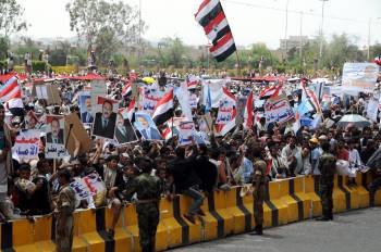  Seguidores yemeníes a favor del gobierno sostienen pancartas del presidente Ali Abdullah Saleh luego de un ataque en el palacio presidencial en Saná.