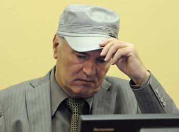  El ex general serbobosnio Ratko Mladic se sienta en la sala durante su comparecencia en el Tribunal Penal Internacional para la antigua Yugoslavia (TPIY) en La Haya (Holanda).