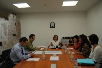 Imagen de la reunión mantenida ayer en Santiago. La preside Encarnación Rivas. (Foto: )