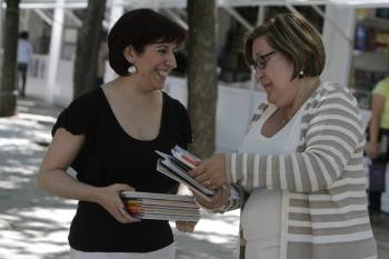 Yudit González recibió los libros de manos de Pilar Rodríguez. (Foto: MIGUEL ANGEL)