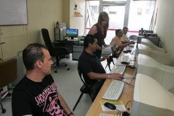 Instalacións da aula de informática de Femuro, na rúa Castelao do Carballiño. (Foto: MARCOS ATRIO)