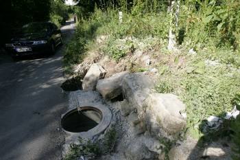 Os buracos na calzada deixan aberto o alcantarillado, na rúa Carboeiros. (Foto: MARCOS ATRIO)