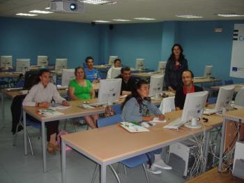 Clara Álvarez, de pie, durante la clase que se desarrolla en el aula de la Rede CeMIT, en O Barco. (Foto: J.C.)