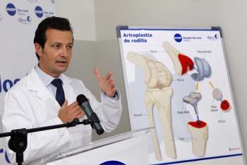 El traumatólogo Angel Villamar explica las caracteristicas de la intervención quirúrgica. (Foto: ZIPI)