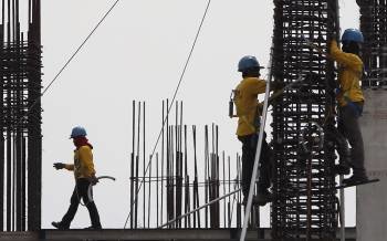 Unos obreros en un edificio en construcción. (Foto: ARCHIVO)