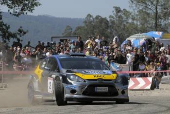 El piloto catalán de Ford Xevi Pons, durante el rally Rías Baixas.? (Foto: )