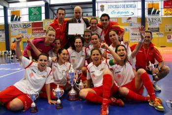 Las jugadoras del Móstoles celebran el título de Copa conquistado en Burela.? (Foto: )