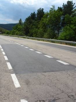 Bacheado de la carretera N-120, en el municipio de Rubiá. (Foto: J.C.)