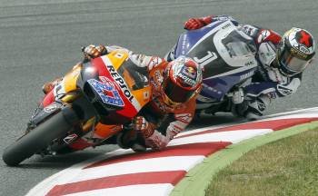Casey Stoner lidera el GP de Cataluña con la Honda, seguido de cerca por la Yamaha del español Jorge Lorenzo. (Foto: Andreu Dalmau)
