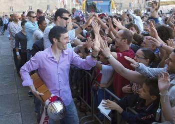 Bulfoni y el resto de jugadores comparten su alegría con los aficionados del Obradoiro (Foto: EFE)