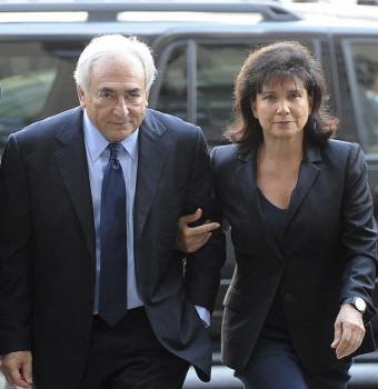 Strauss-Kahn y su esposa llegan a la Corte Suprema de Nueva York. (Foto: JASON DECROW)