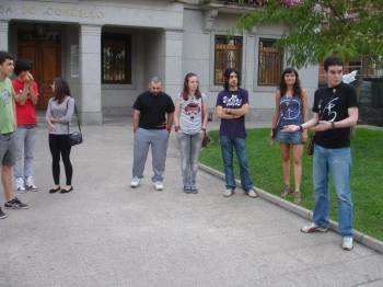 El grupo de jóvenes se reunió ante el Consistorio.