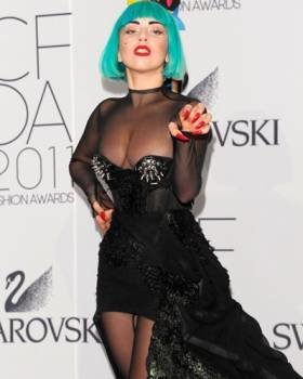Lady Gaga en 'CFDA Fashion awards' 2011 con peluca verde