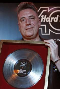 El cantante Loquillo posa junto al disco de diamente que ha recibido por haber superado el millón de unidades vendidas durante toda su carrera con la discográfica EMI. Foto: EFE