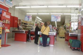 Dos clientas abonan su compra en la caja del supermercado en que fue retenido el ladrón. (Foto: MIGUEL ÁNGEL)