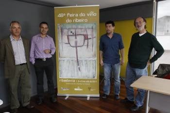 Antonio Álvarez, Marcos Blanco, Emilio Cuíñas e Nito Contreras posan xunto ó cartel da feira. (Foto: XESÚS FARIÑAS)
