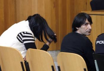 Los acusados del doble crimen de Betanzos, en el banquillo de los acusados. (Foto: CABALAR)