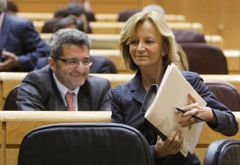 Elena Salgado se dispone a ocupar su asiento en el Senado. (Foto: ZIPI)