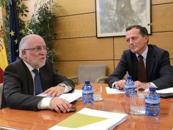 Víctor Morlán junto al conselleiro Agustín Hernández, ayer en un momento de la reunión. (Foto: BAFFYPRESS?)